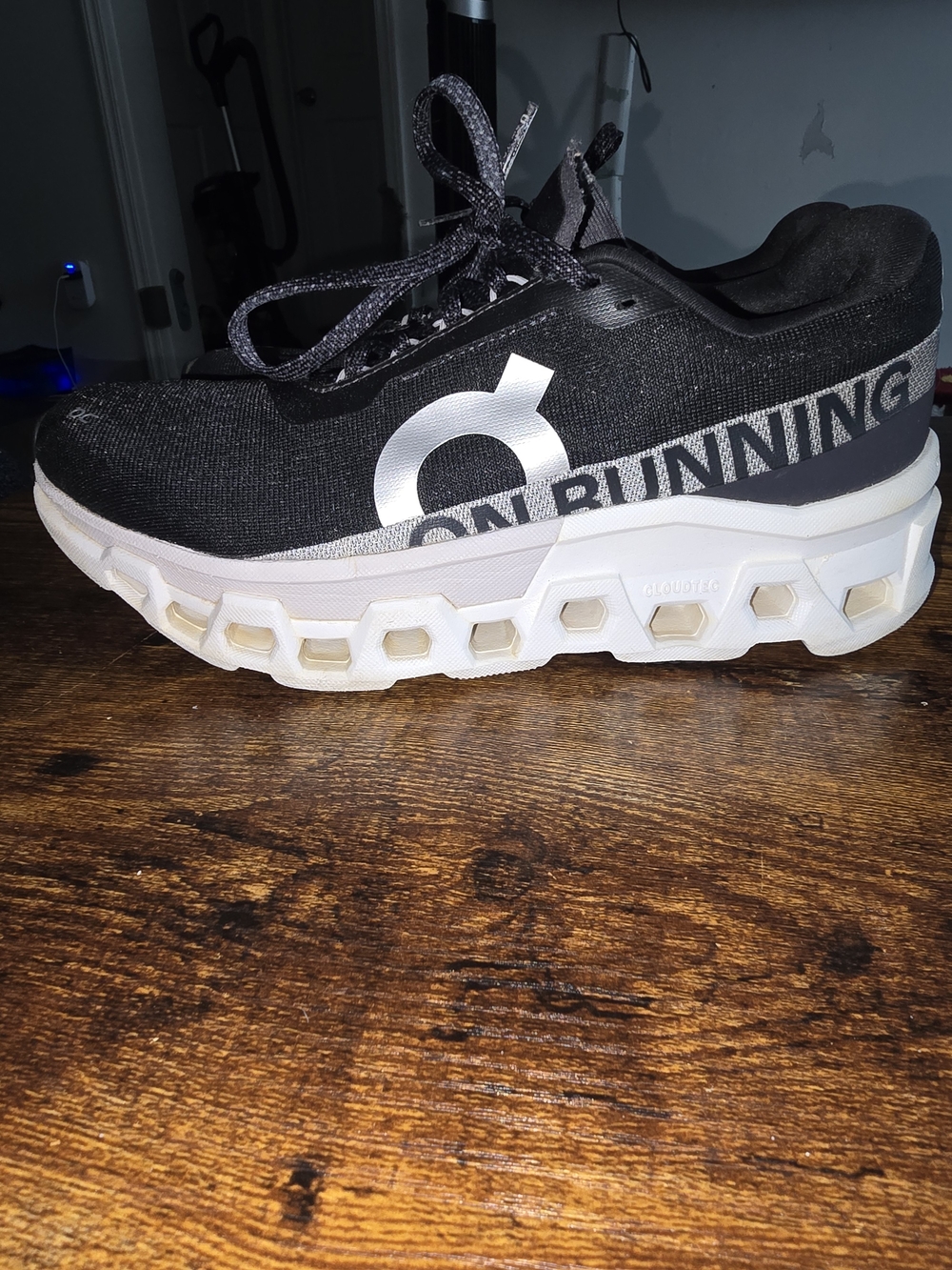 🖤 On Running Black & White Sneakers – Men’s Size 8 🤍